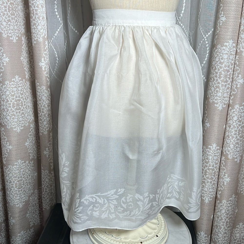 Vintage Apron with a small pull (pictured)